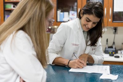 Renata Ramos and the ophthalmology team working at the Veterinary Teaching Hospital.